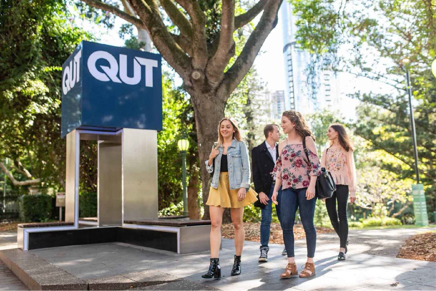 QUT 校园 · 品牌营销
